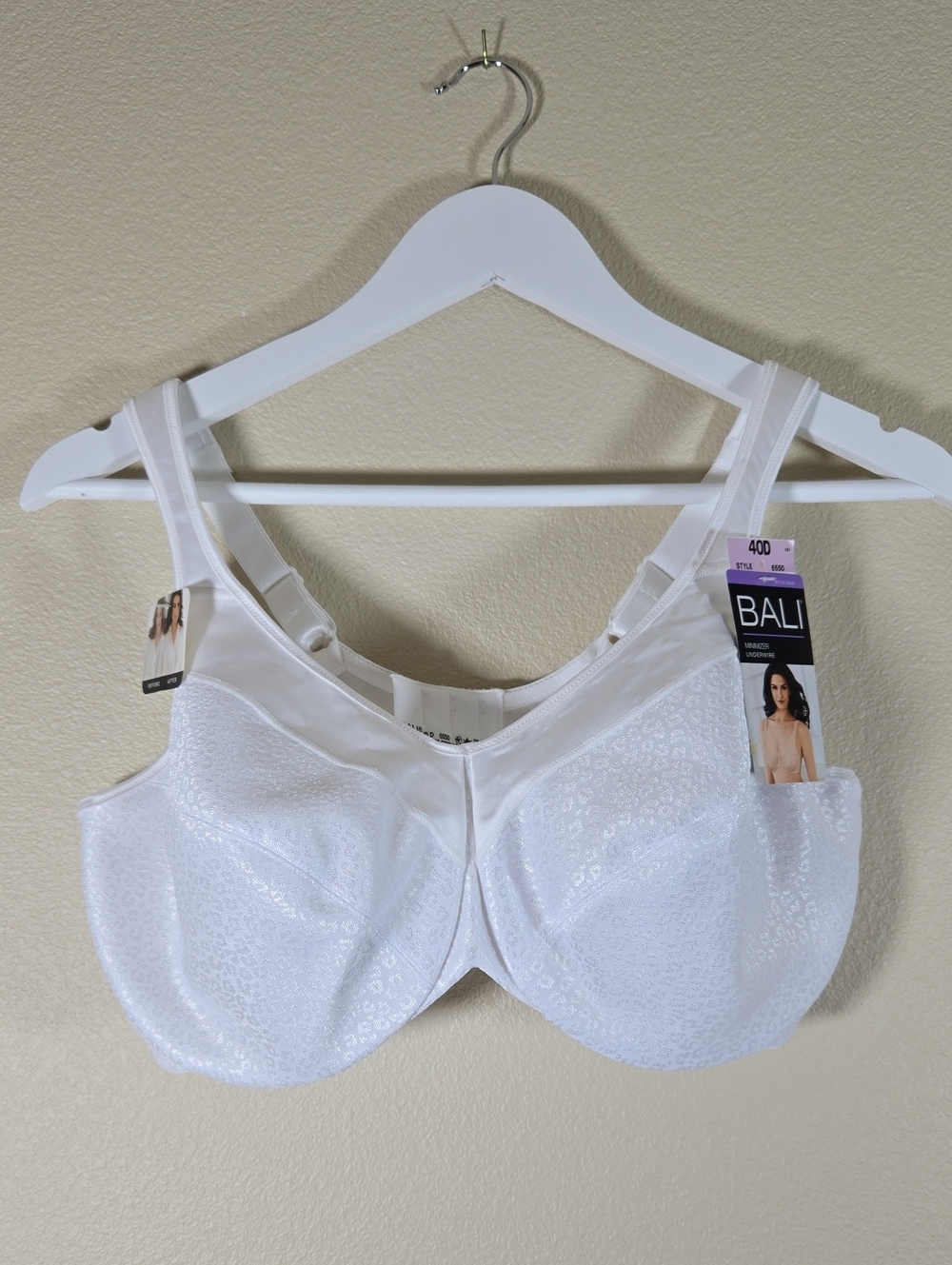 Bali Minimizer Underwire Bra.  Style 6550.  White.  40D. NWT.